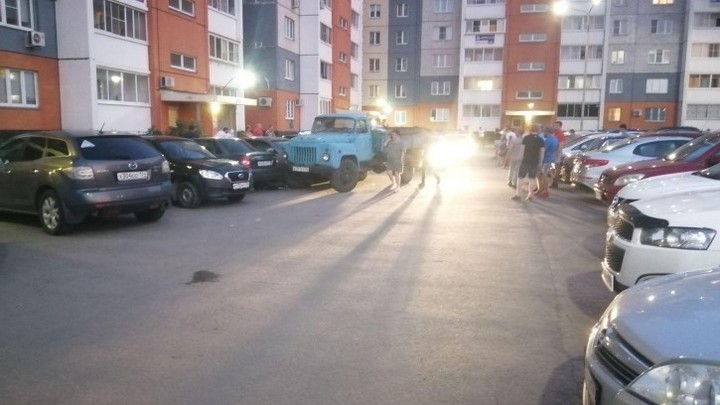 В Челябинске в новом микрорайоне пьяный водитель грузовика сбил женщину