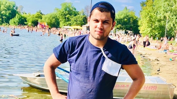 Пока родители болтали на берегу Шершней, спасатель вынес из воды их тонущего ребенка