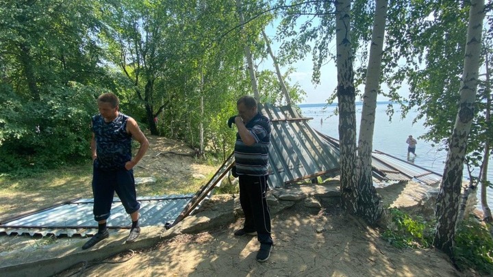 На озере Увильды повторно снесли незаконный забор у воды