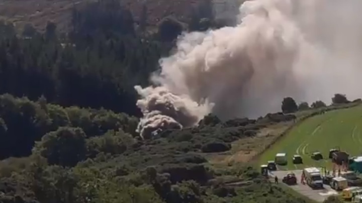 В Шотландии потерпел крушение поезд. Очевидцы делятся видео густого дыма