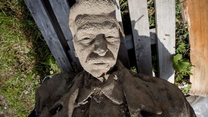 В Кусе установят памятник Сталину, который подняли со дна пруда