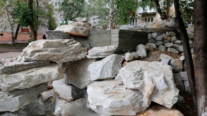 В центре Кургана строят сад из камней с водопадом