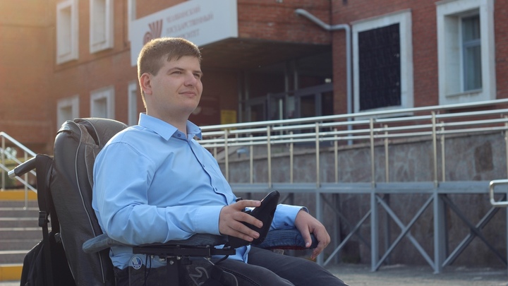 В Челябинске инвалид не смог сам войти на избирательный участок