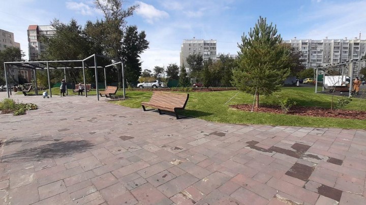 В Челябинске сквер замостили плиткой для скейтеров