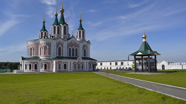Курганцы спорят, нужно ли помогать православным храмам