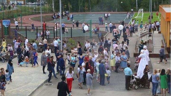 В Челябинске на стадионе новой супершколы жители устраивают свинарник