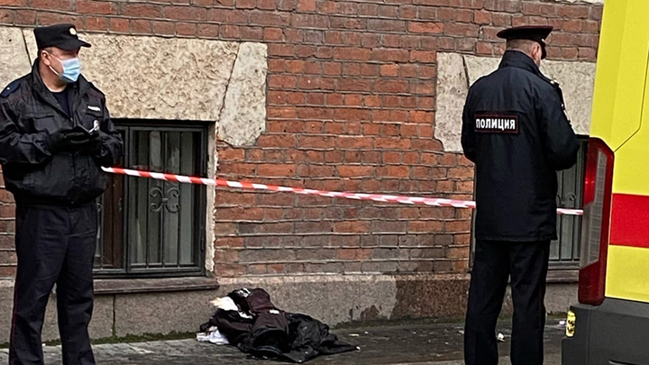 Соцсети возмутила реакция людей на горящего в центре Петербурга пенсионера