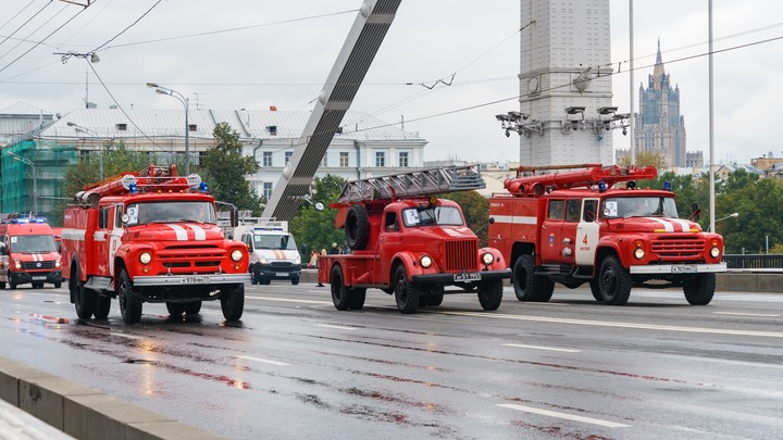 В Калининском районе Новосибирска пожарная машина провалилась в канаву