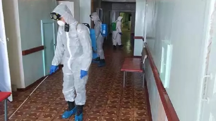 Казаки-добровольцы в Донецке провели дезинфекцию от коронавируса в городской больнице