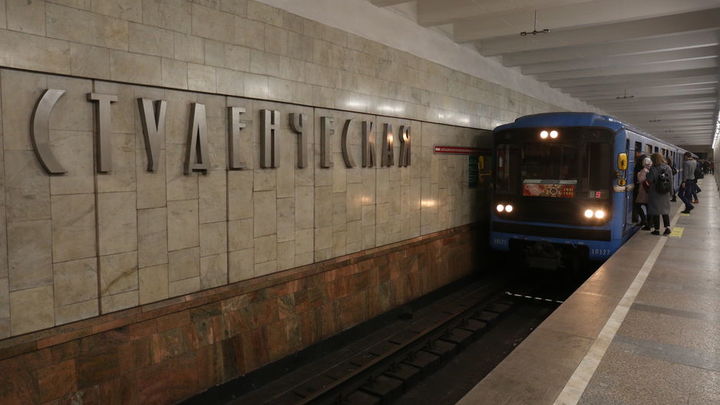 Пассажир новосибирского метро прикрепил к одежде десятки защитных масок