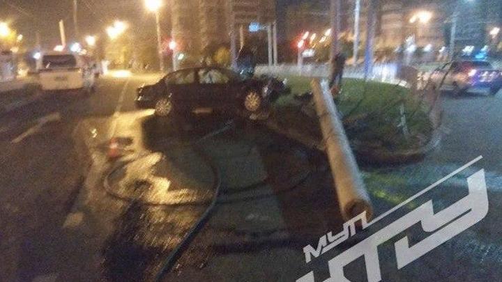 В Краснодаре водитель на «Ягуаре» в неадекватном состоянии снес опору контактной сети троллейбуса