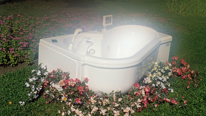 Депутат избавился от полной ванны шампанского в дорогом отеле: Его обвинили в дешманстве