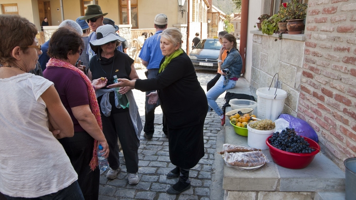 Швырнул в толпу браслет насилия: Сторонники Саакашвили начали протест в Грузии с дерзости