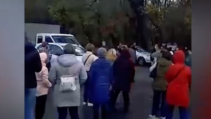 Оставшиеся без электричества жители Ростова-на-Дону перекрыли улицу на въезде в город