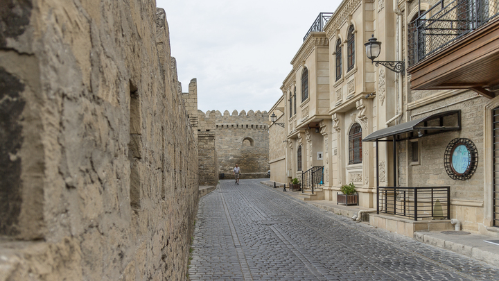 И это армия? Азербайджанские солдаты дошли до мародёрства и вандализма