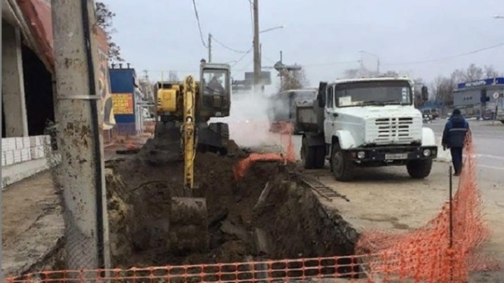 Трубы рвёт: В Ростове устраняют новые коммунальные аварии на водоводе и теплостеях
