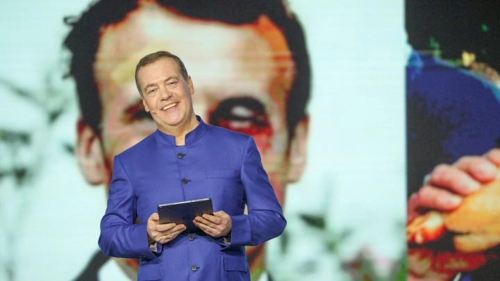 Петушку Макрону плевать: Рекорд Франции Дмитрий Медведев оценил по-своему. Маню не понравится