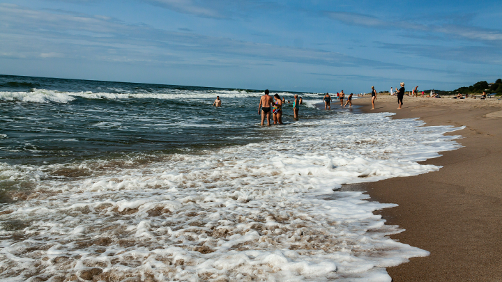 В Хорватии власти придумали способ борьбы с захватчиками лучших мест на пляжах. Им помогут бульдозеры