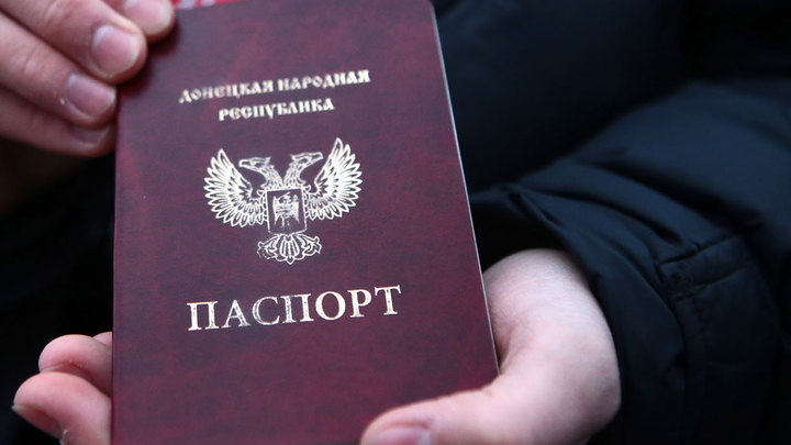 Украинцы ринулись получать паспорта ДНР и ЛНР