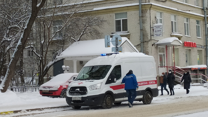 Главврач Одинцовской областной больницы рассказал, должны ли медики разуваться на вызовах