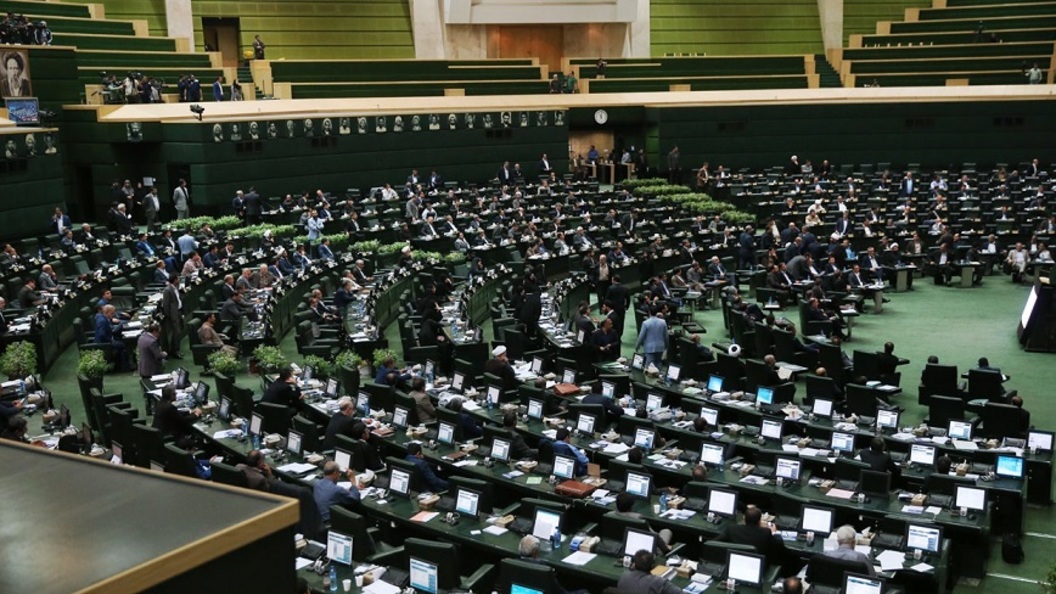 СМИ: Смертник взорвал себя в здании иранского парламента СМИ: Смертник взорвал себя в здании иранского парламента