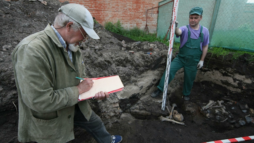 Археологи нашли в Великом Новгороде уникальный средневековый амулет и берестяную грамоту Археологи нашли в Великом Новгороде уникальный средневековый амулет и берестяную грамоту