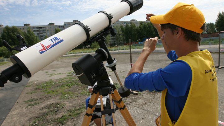 Астрономы: Луна взорвется и станет кольцом Земли