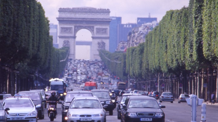 Под Парижем внедорожник попытался протаранить толпу людей