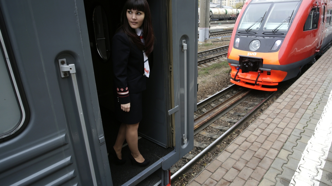 Заставлявшая пассажиров выпрыгивать на ходу проводница получила штраф 15 тысяч рублей Заставлявшая пассажиров выпрыгивать на ходу проводница получила штраф 15 тысяч рублей
