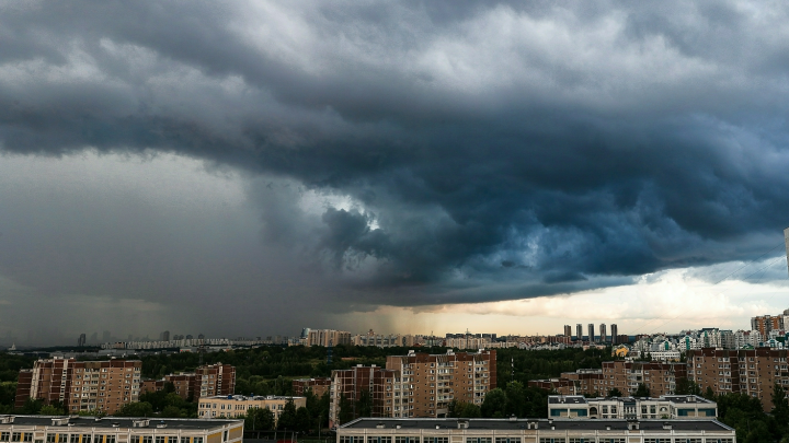 В Подмосковье во время ливня обрушился бетонный мост: Три населённых пункта отрезаны