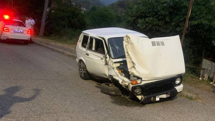 В Сочи женщина на Ниве превысила скорость – в ДТП пострадали два ребёнка