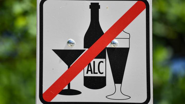 Минздрав прокомментировал идею о запрете продажи алкоголя в выходные
