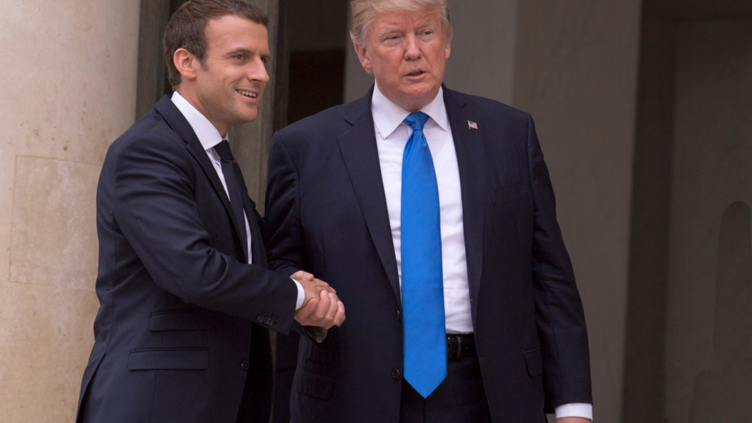 Трамп иронично высказался о любви Макрона к долгим рукопожатиям Трамп иронично высказался о любви Макрона к долгим рукопожатиям