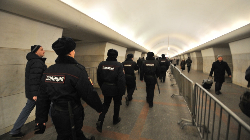 Выход полиции. Полиция в питерском метро. Патруль в метро. Полиция метрополитена СПБ. Полицейский метро Петербург.