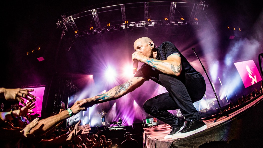Linkin Park выпустила клип в день смерти солиста и собрала 5,5 миллиона просмотров Linkin Park выпустила клип в день смерти солиста и собрала 5,5 миллиона просмотров