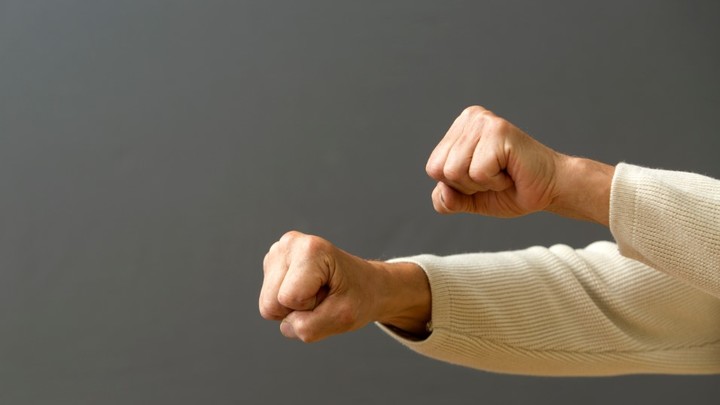 Бой за свободу СМИ закончился ранением депутата: Драка на польском ТВ