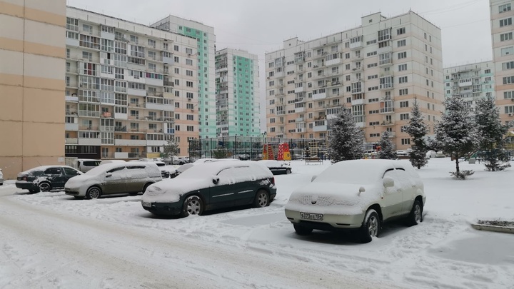 Жители Новосибирска поделились фотографиями заснеженных улиц