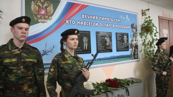 В лицее под Новосибирском открыли мемориальный комплекс в честь погибших выпускников