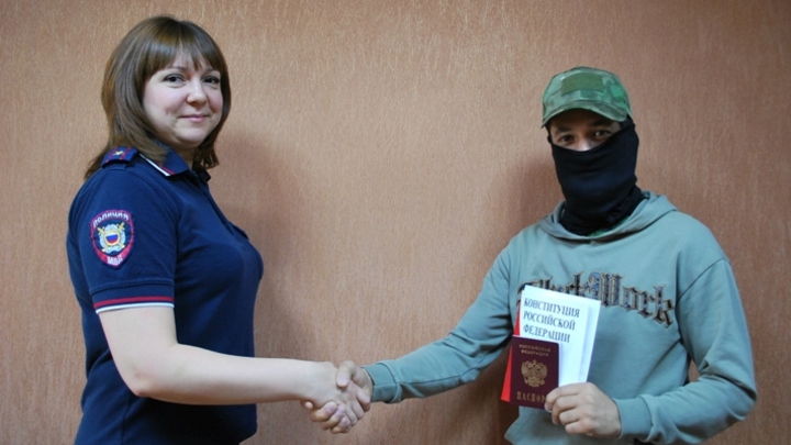 В Кузбассе участнику СВО из соседней страны вручили паспорт гражданина России