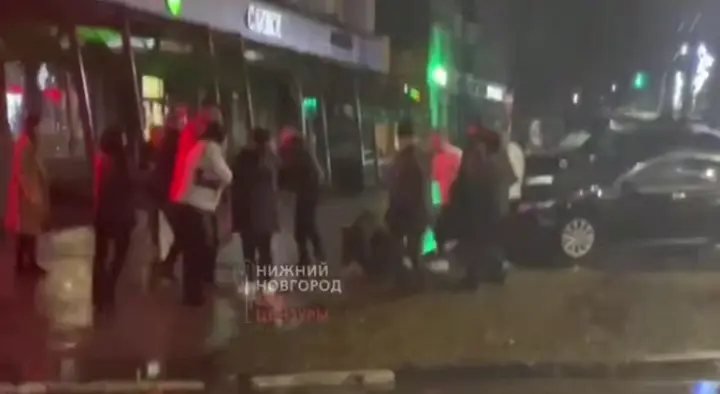 Некоторых поваляли в грязи: десять человек сцепились в центре Сормова