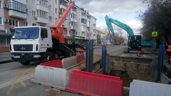 В Кургане на улице Коли Мяготина ликвидировали первый провал канализации