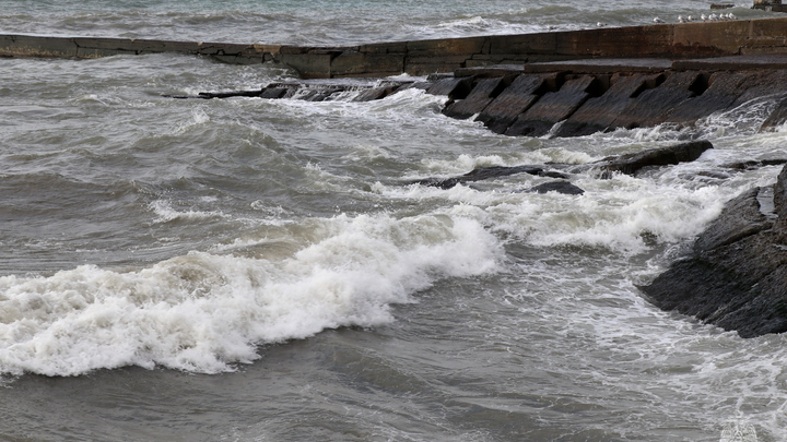 В Сочи во время шторма погиб купающийся мужчина, его подругу спасли