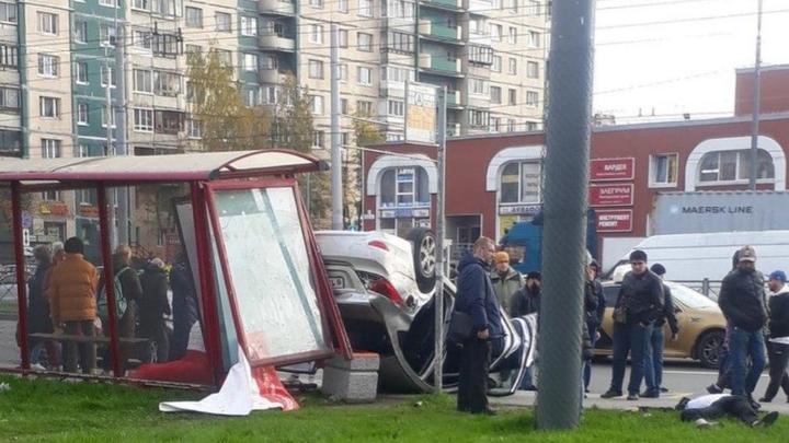 В Санкт-Петербурге машина с гостями свадьбы перевернулась и протаранила остановку по пути в ЗАГС