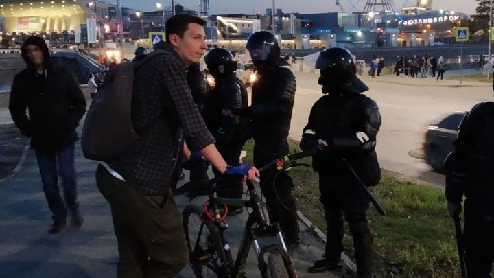 В Кургане на несанкционированном митинге полиция задержала 20 человек