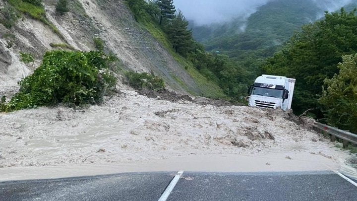 Движение на трассе Джубга - Сочи перекрыто в обе стороны из-за селя