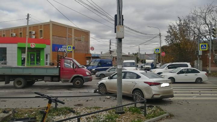 В Ростове произошла авария двух иномарок. Водители в больнице