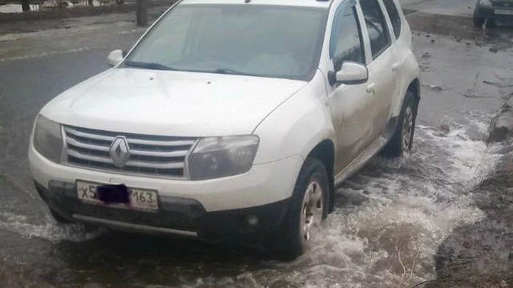 В Самаре на улице Авроры тонет автомобиль. Коммунальщики ищут владельца