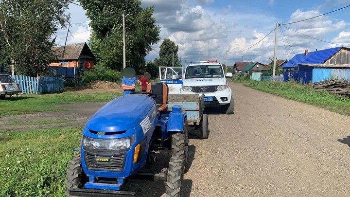 В Кузбассе автоинспекторы остановили трактор, управляемый 14-летним подростком