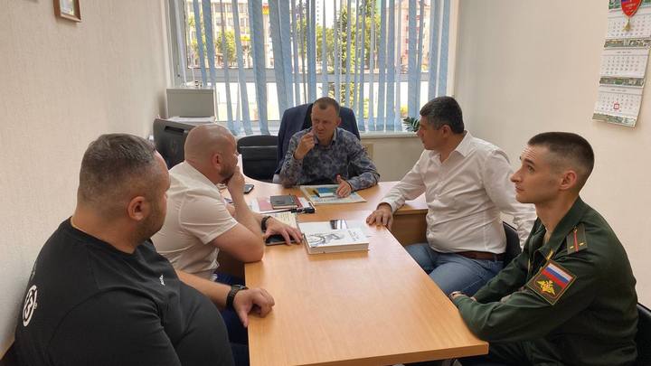 В караоке-клубах Краснодара исключат из плей-листов треки Сердючки и Лободы