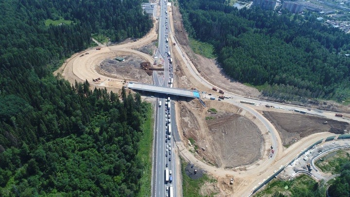 В Подмосковье строят и реконструируют 37 дорог и мостов